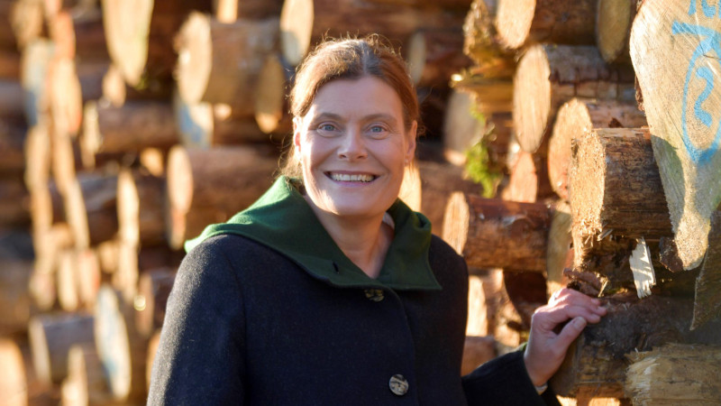 Mindy Konwitschny vor Holzstapel