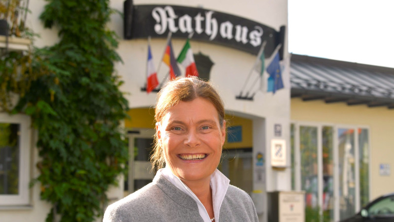 Mindy Konwitschny vor dem Rathaus