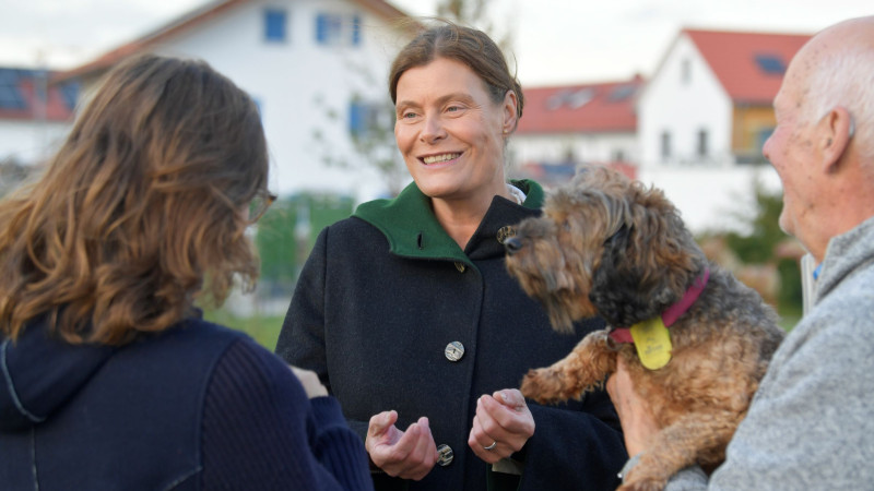 Mindy Konwitschny unterhält sich am Kirchenweg mit einem Passanten